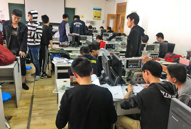 电子信息学院学生认真参加院电子设计竞赛副本.jpg