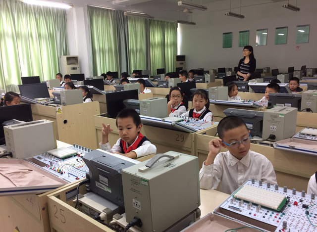 现场讲解智能车工作原理.jpg